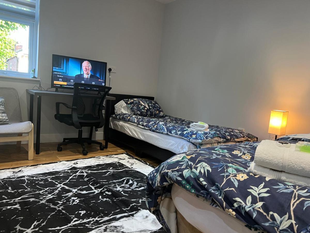 Grand Bleu - London - Next To Piccadilly Line Tube Station & Brand New Facilities Hotel Exterior foto